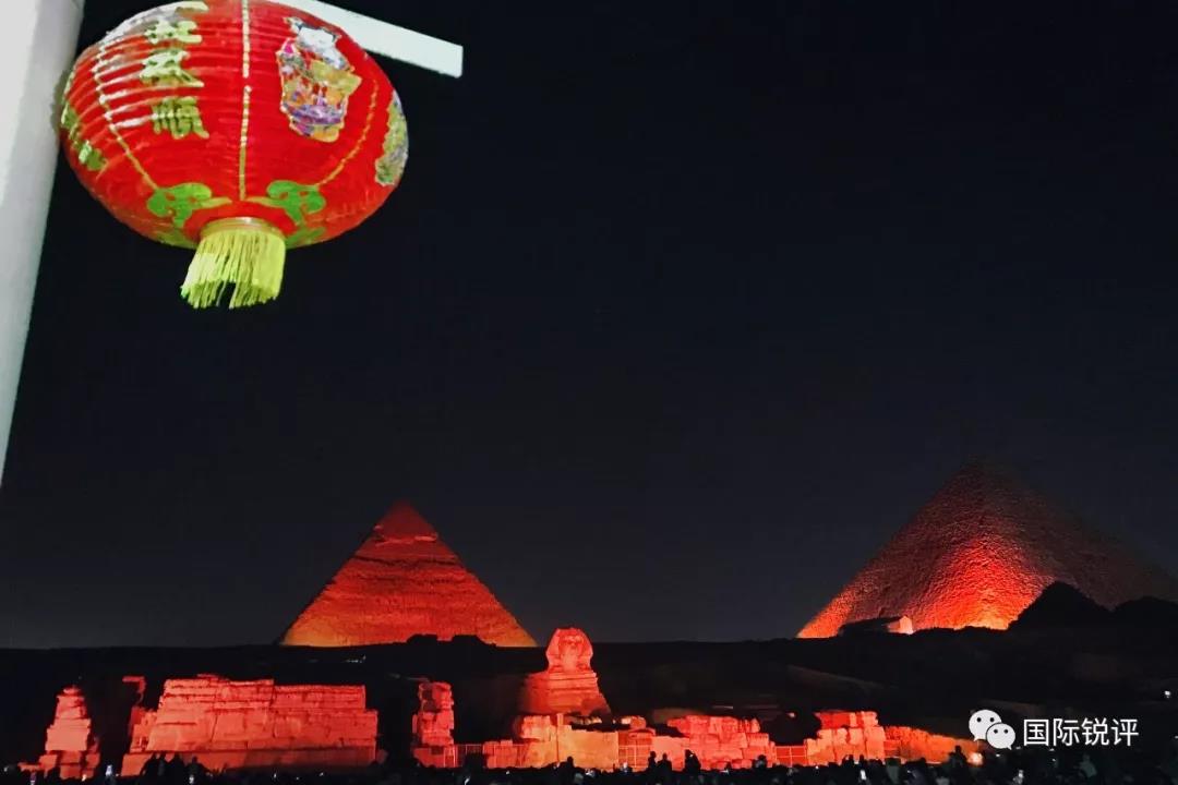 當地時間2019年2月2日晚A埃及聲光表演公司特地為開羅吉薩金字塔點亮u中國紅vA向中國人民祝賀新春佳節 攝影G米春澤