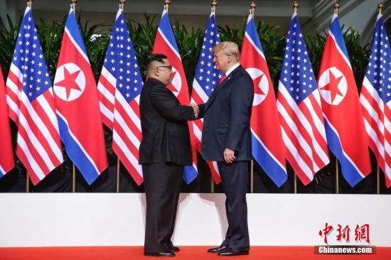 資料圖G2018年6月12日A朝鮮最高領導人金正恩(左)與美國總統特朗普在新加坡舉行會晤C中新社
