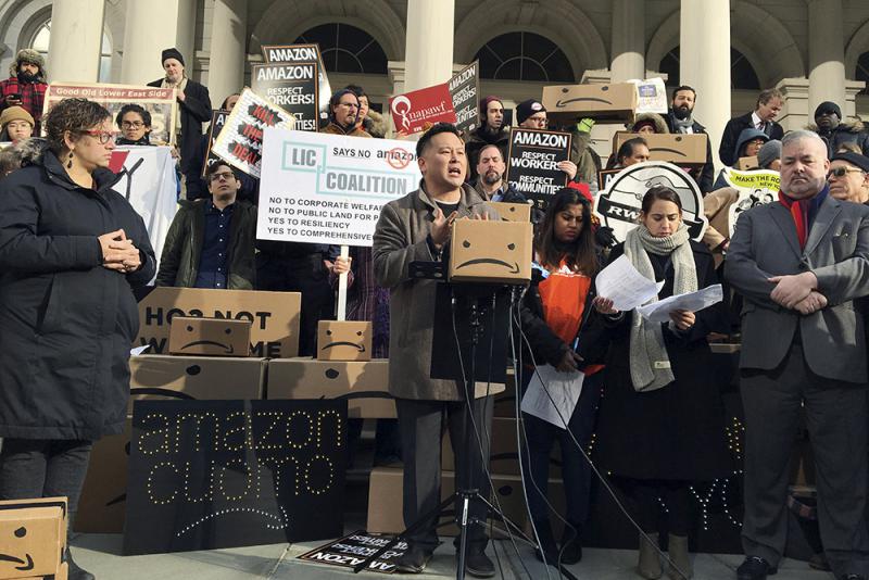 去年12月A紐約州議會議員榮D金]中^與示威人士抗議亞馬遜入駐紐約市/法新社