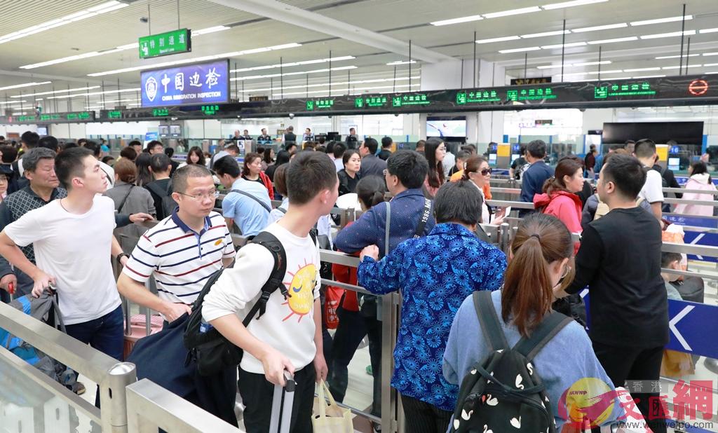大批赴香港旅遊的內地居民擠滿皇崗口岸出境大廳。記者何花 攝