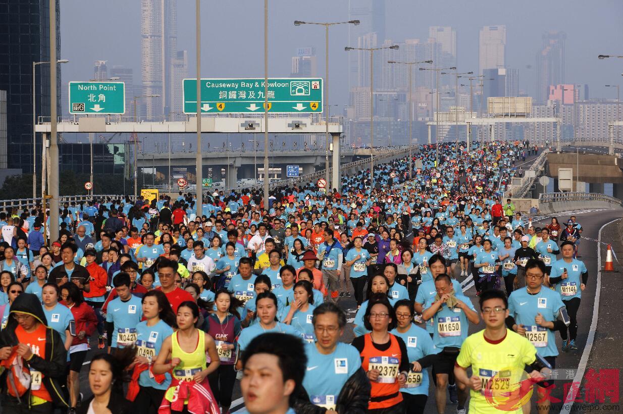 警方及運輸署表示A17日舉行的渣打香港馬拉松將會有大規模封路A呼籲市民留意封路安排C圖為參加渣馬選手在東區走廊C