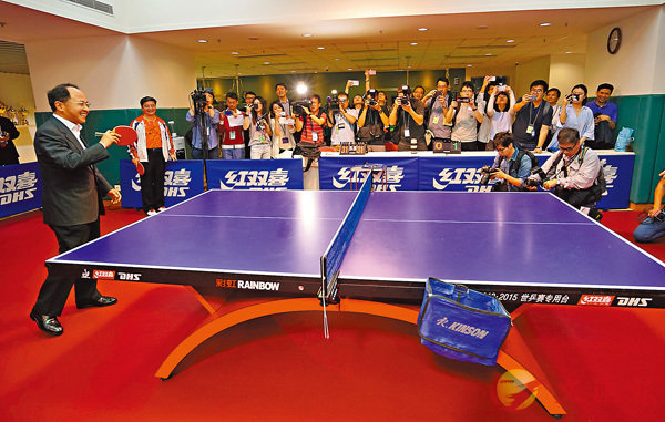 ■中聯辦開放日，王志民與香港市民打乒乓球(香港文匯報)