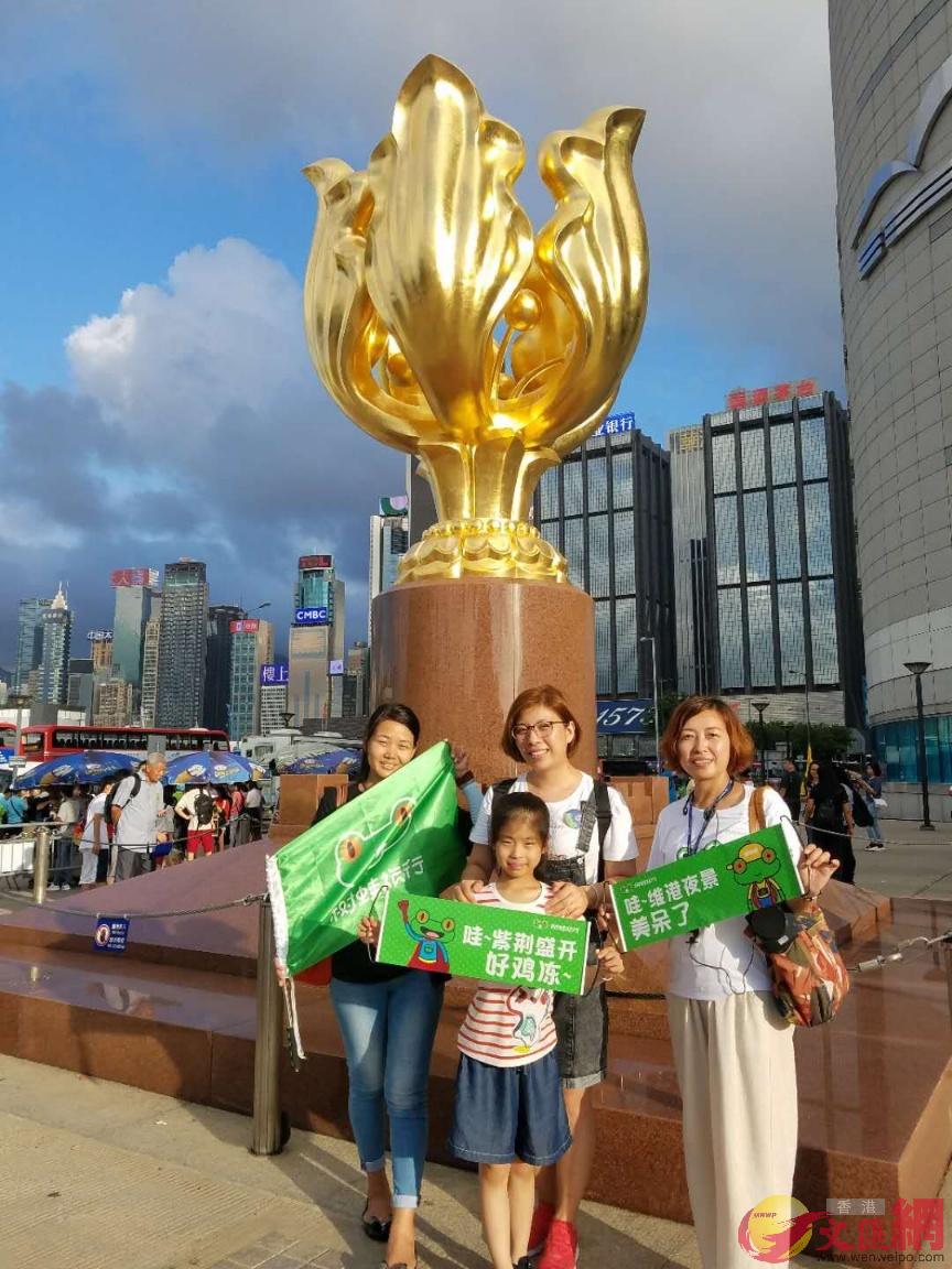 春節期間內地遊客在香港金紫荊地標留影記者郭若溪攝