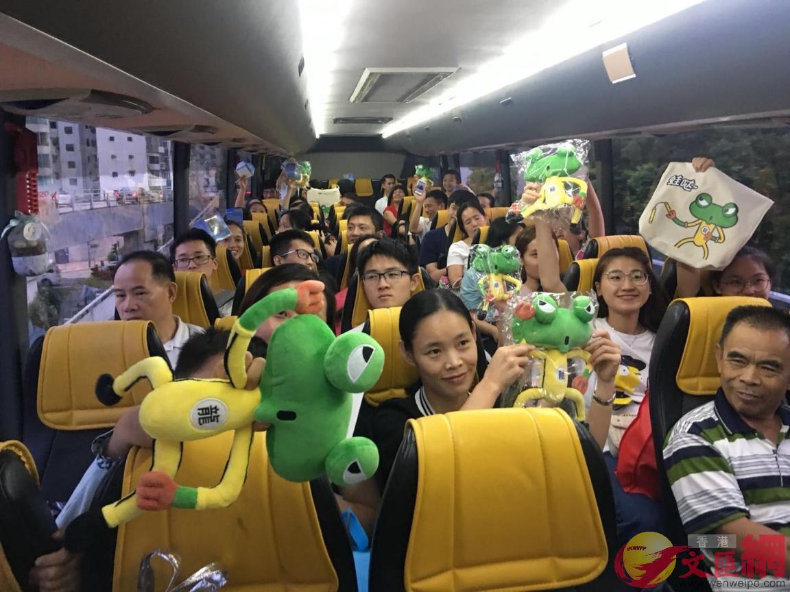 春節期間內地遊客搭乘跨境巴士赴港旅遊 記者郭若溪攝