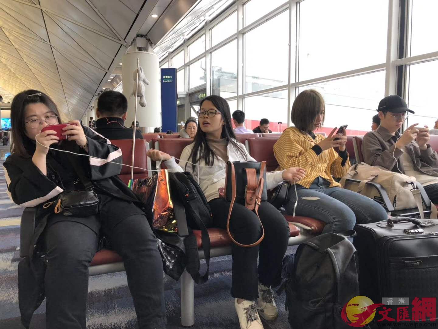 圖為香港機場春節期間準備出境游的內地年輕人