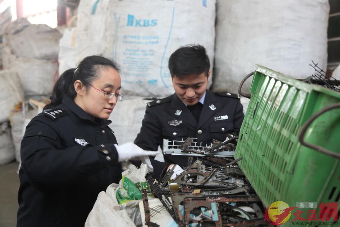 深圳海關查獲的走私進口廢塑料 記者何花攝
