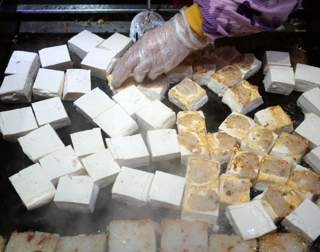 煎酿豆腐是其中最受歡迎的小吃之一A一碟只需11港元C
