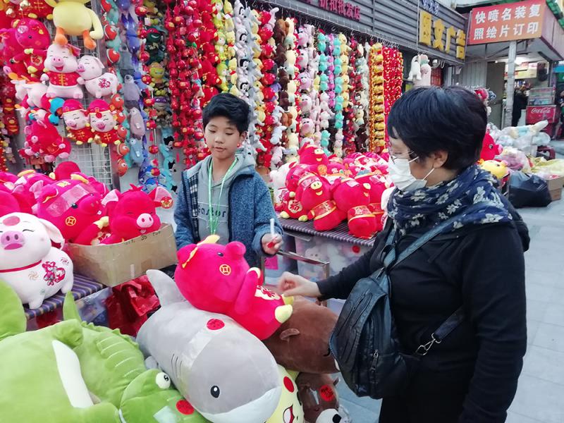 阿姨購買豬公仔圖個新年吉利 ]記者李昌鴻攝^