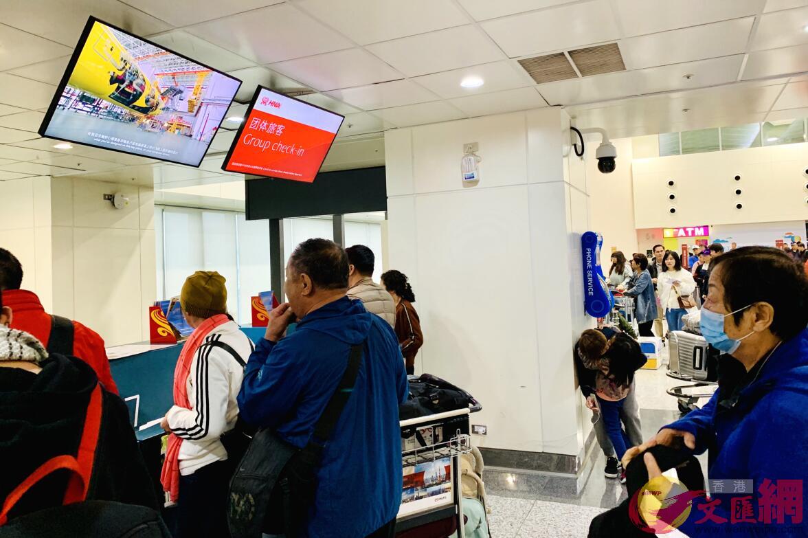 旅客在台北桃園國際機場辦理登機手續C記者黃仰鵬 攝