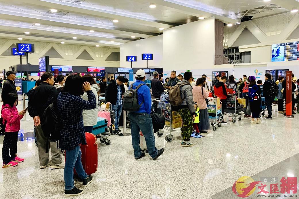 旅客在台北桃園國際機場辦理登機手續C記者黃仰鵬 攝