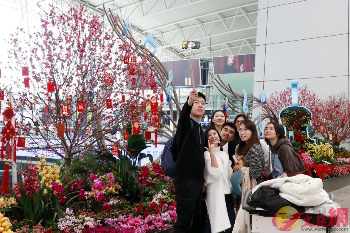 情侶經廣州白雲機場出遊。記者方俊明 攝