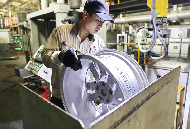 中美14日開啟新一輪高級別談判A聚焦制定貿易協議總體框架C圖為青島一間製造鋁製輪圈的工廠內A工人在工作\資料圖片