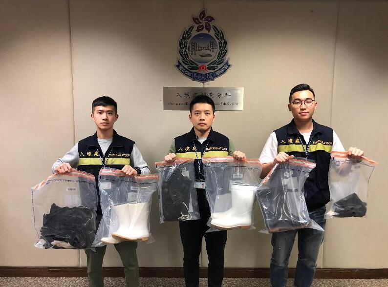 香港入境處人員展示行動中檢取的證物(政府新聞處)