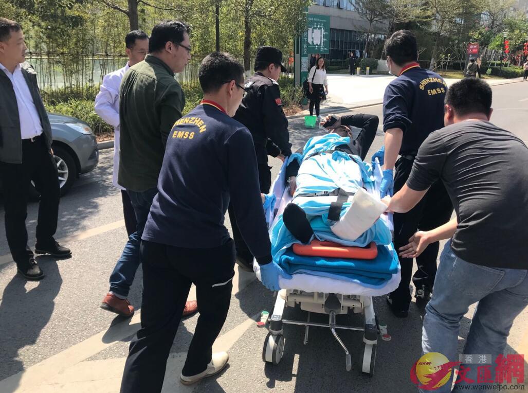 南方醫科大學深圳醫院醫護人員迅速將患者從救援直升機上護送進入病房C記者郭若溪 攝