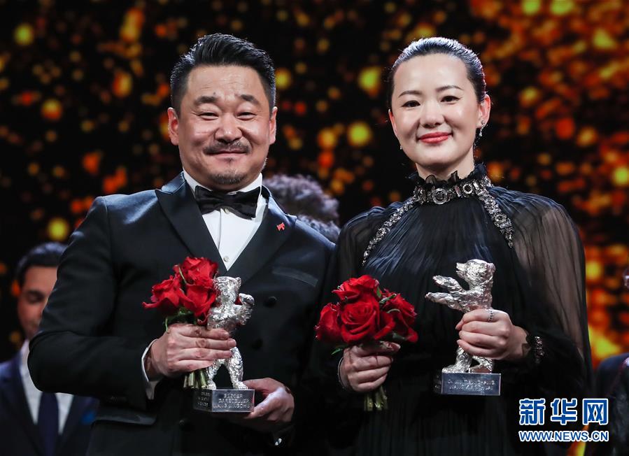 2月16日A在德國首都柏林A中國演員王景春]左^和詠梅在頒獎儀式後合影C