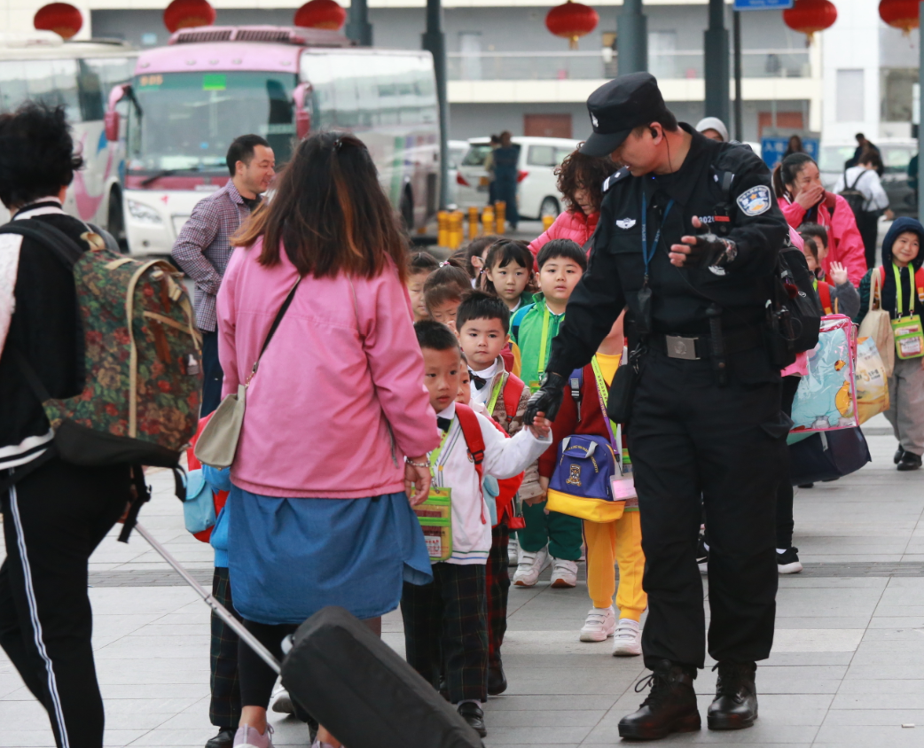 深圳灣邊檢站處突民警護送學童安全通行 黃釗攝