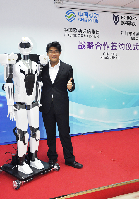 麥騫譽和團隊研發的中國首款5G遠程控制機器人 敖敏輝攝