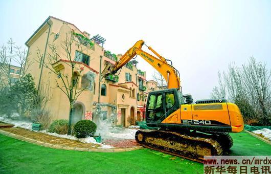 2月19日A大型機械在拆除石家莊市鹿泉區u西美金山湖v房地產項目違規別墅C