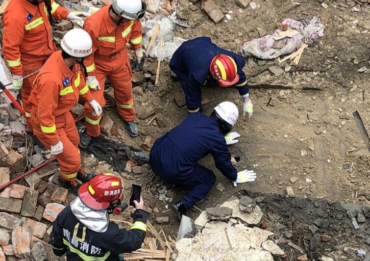 江西南昌一民房倒塌續 4名被困人員被全部救出]來源G江西省公安消防總隊官方微博^