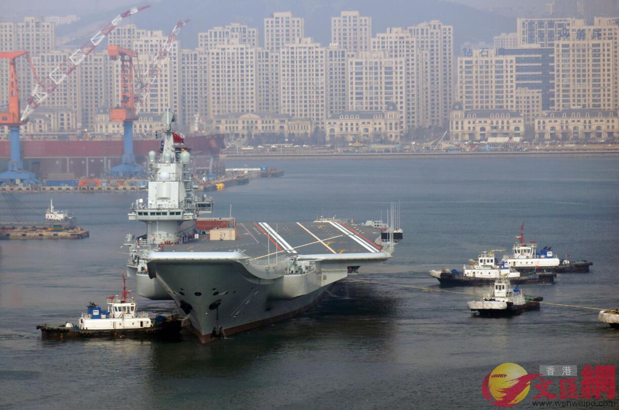 拖輪開始拖曳遼寧艦(記者 宋偉 攝)