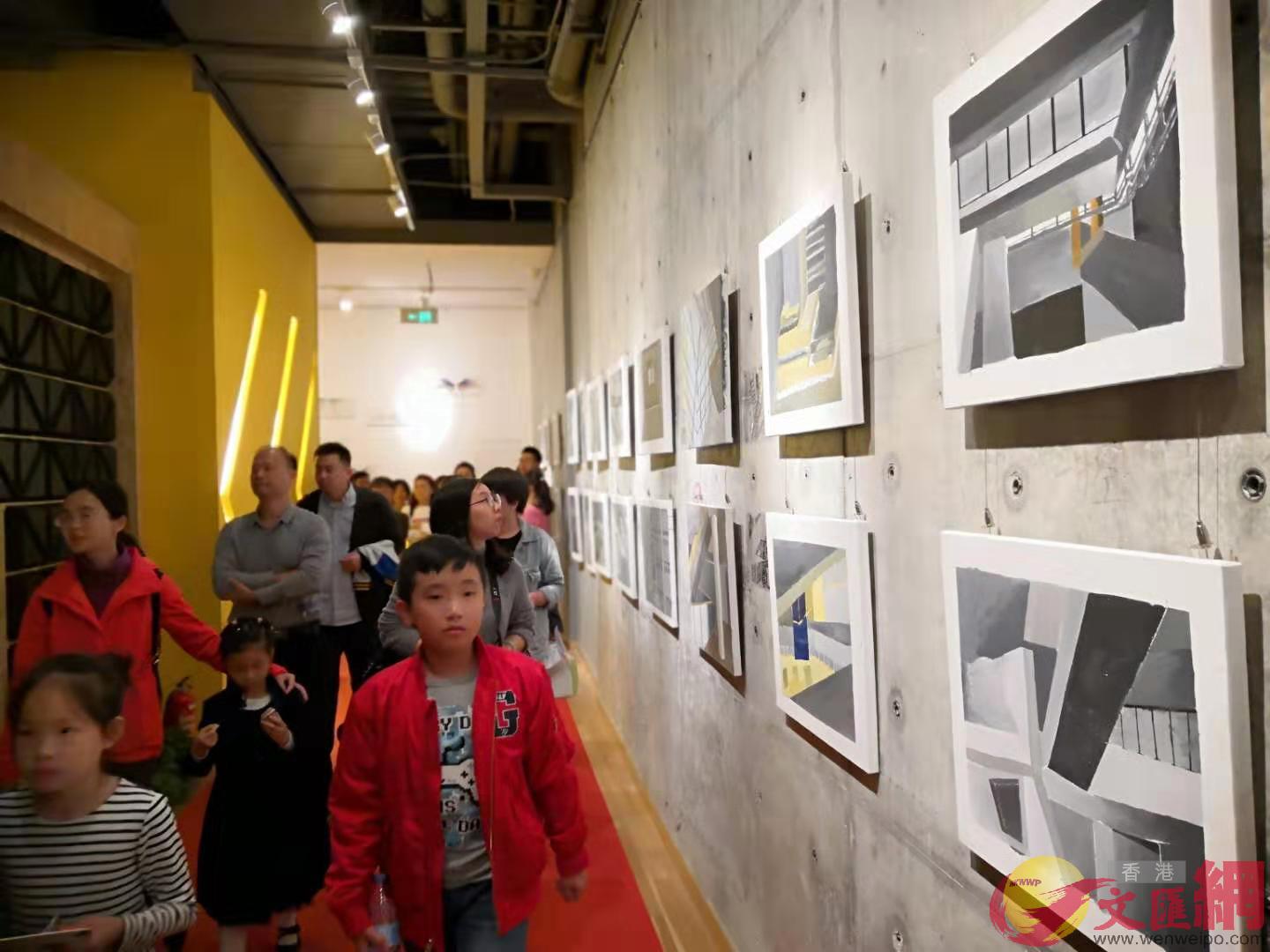 展覽的作品都是來自小燕巢的學生A作品類型包括 電影動畫A多媒體藝術等多元化內容小燕巢]記者 熊君慧 攝^
