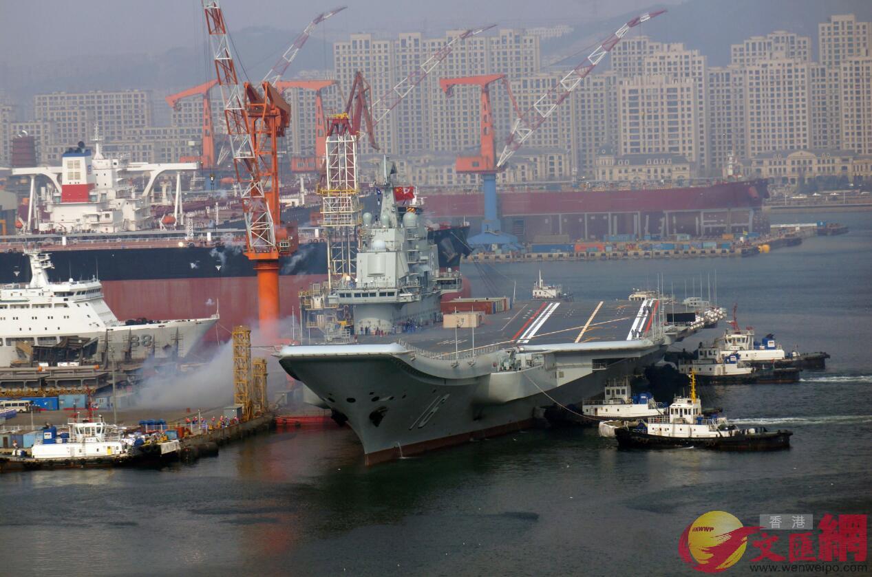 船廠內響起鞭炮和禮炮A歡送遼寧艦(記者 宋偉 攝)