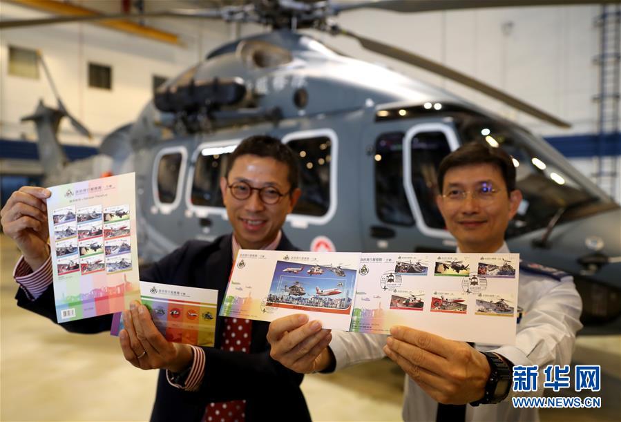 2月23日A在香港國際機場西南端的飛行服務隊總部A工作人員展示特別郵票和相關郵品C新華社