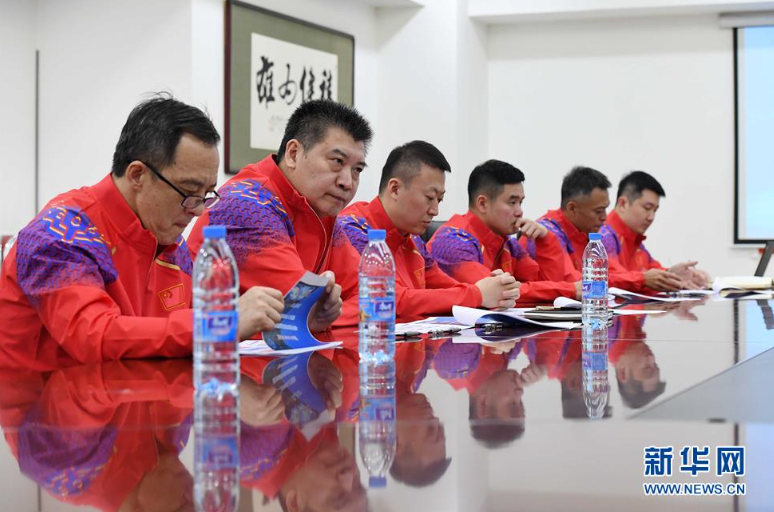 2月25日A中國乒乓球國家隊女隊主教練李隼]左二^等在通氣會上C新華社
