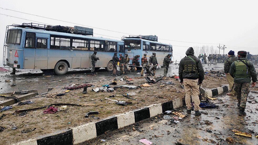 2月14日印度准警察部隊遭遇襲擊後現場圖A來自路透社