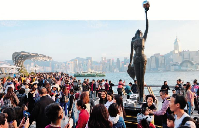 預計香港今年經濟增長2%至3%C圖為遊客在遊覽維港]大公報資料圖^