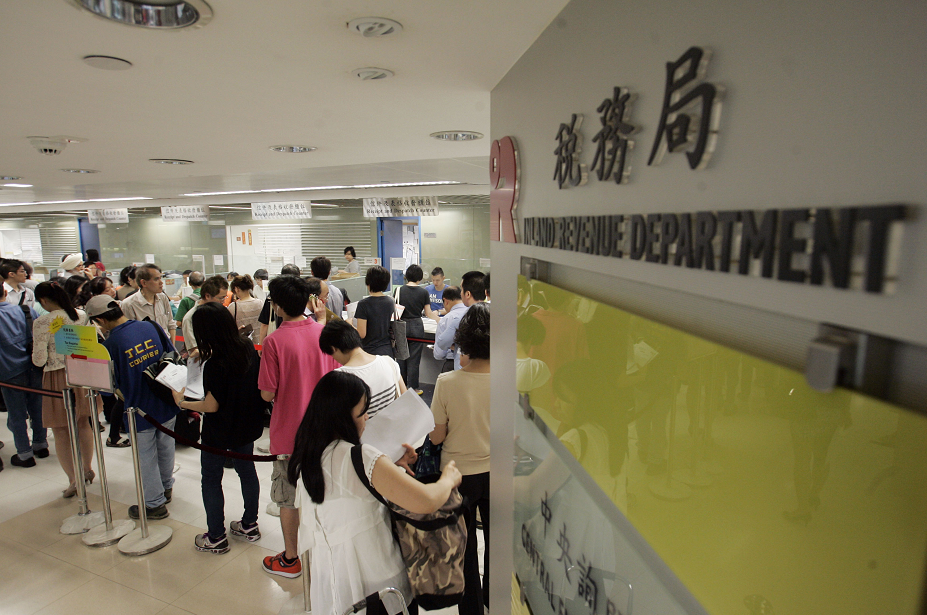 陳茂波宣布A寬免75%的薪俸稅和個人入息課稅C圖為香港稅務局]資料圖片^