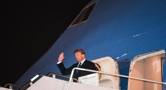 當地時間2月26日晚A美國總統特朗普已經抵達越南河內A將於27日開啟與朝鮮最高領導人金正恩的會談C