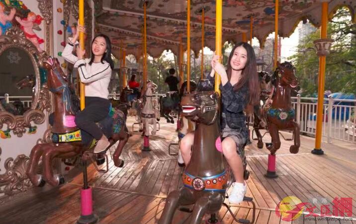 u3月閨蜜節v期間A女性遊客們可在深圳歡樂谷盡情暢玩百餘項遊樂項目(記者 熊君慧 攝)