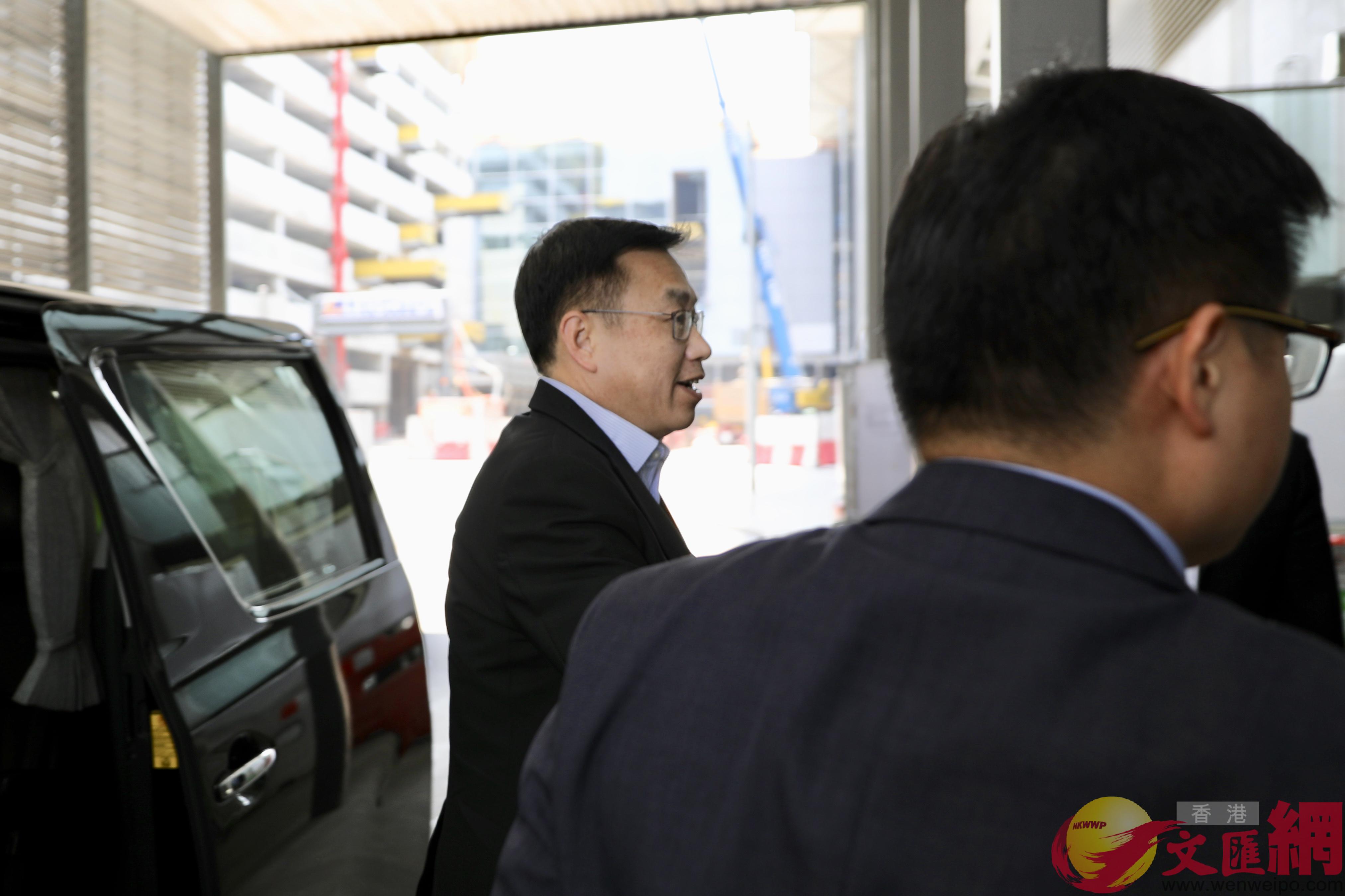 香港中聯辦副主任何靖]左^抵達機場為兩會代表和委員送行
