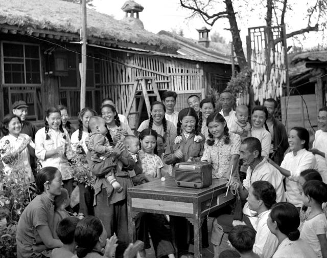 1954年9月A第一屆全國人民代表大會第一次會議在北京召開C圖為北京郊區農民收聽會議實況轉播的情形C