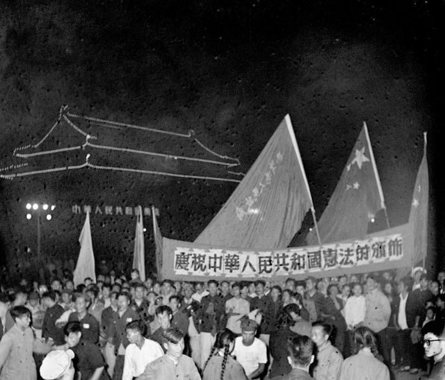 1954年A北京A天安門廣場C首都人民慶祝m中華人民共和國憲法n頒佈C