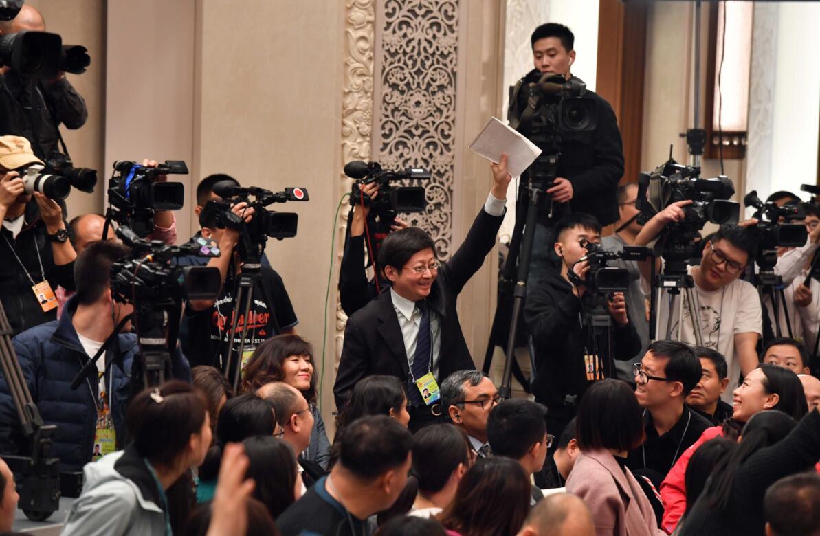 本網記者凱雷在全國政協首場發佈會上向郭衛民提問