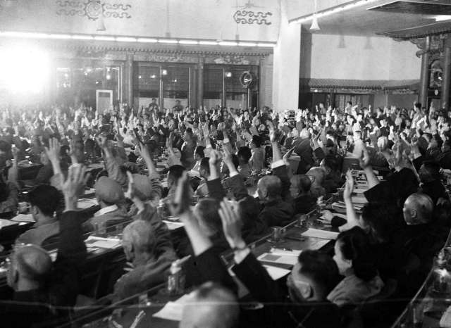 1949年出席全國政協第一屆全體會議的代表舉手通過m中國人民政治協商會議共同綱領nC
