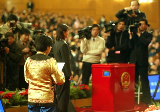 2003年3月,十屆全國人大一次會議上,使用智能電子票箱。智能電子票箱能容納1000張選票,能快速讀出各種選舉數據,再將這些數據傳輸到後台的統計系統。 2003年3月,十屆全國人大一次會議上,使用智能電子票箱。智能電子票箱能容納1000張選票,能快速讀出各種選舉數據,再將這些數據傳輸到後台的統計系統。