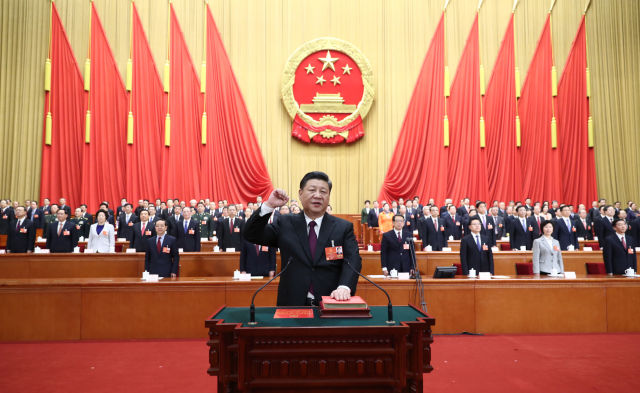 2018年3月17日A十三屆全國人大一次會議在北京人民大會堂舉行第五次全體會議C習近平當選中華人民共和國主席B中華人民共和國中央軍事委員會主席C這是習近平進行憲法宣誓C
