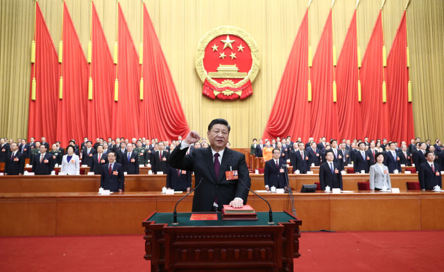 2018年3月17日,十三屆全國人大一次會議在北京人民大會堂舉行第五次全體會議。習近平當選中華人民共和國主席、中華人民共和國中央軍事委員會主席。這是習近平進行憲法宣誓。 2018年3月17日,十三屆全國人大一次會議在北京人民大會堂舉行第五次全體會議。習近平當選中華人民共和國主席、中華人民共和國中央軍事委員會主席。這是習近平進行憲法宣誓。