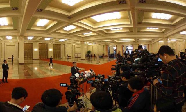 2016年3月16日A第十二屆全國人民代表大會第四次會議在北京人民大會堂舉行閉幕會C記者在人民大會堂部長通道採訪C 