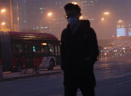 資料圖G北京市民在重污染天氣下出行C