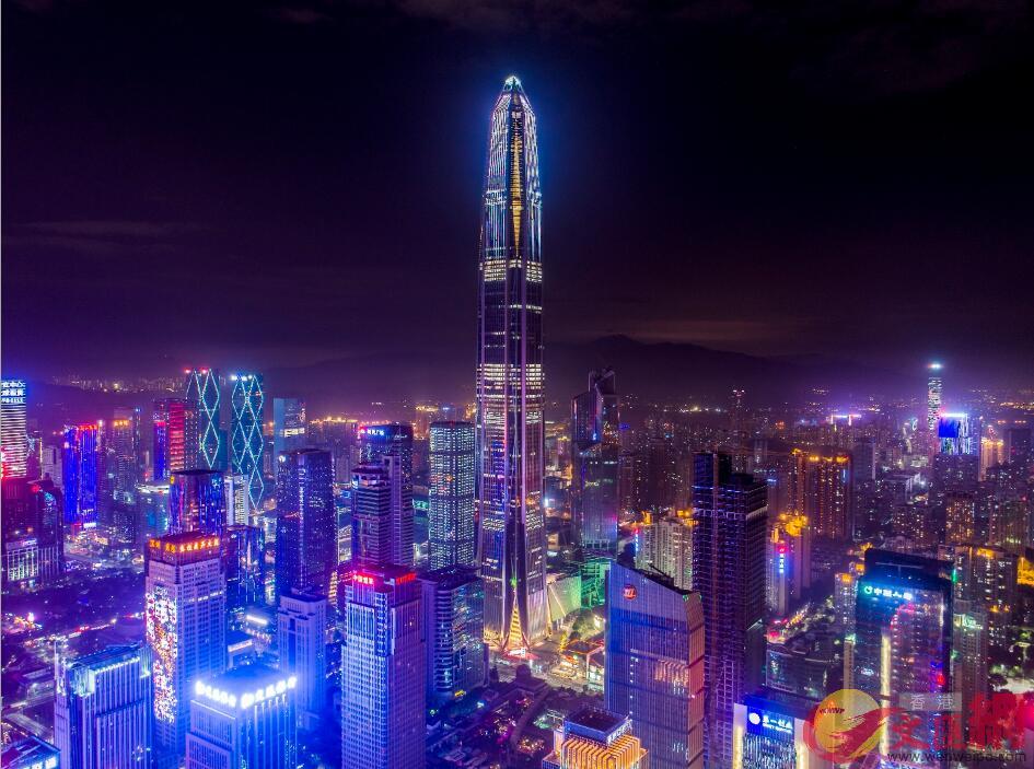 深圳第一高樓A平安金融中心夜景 (郭若溪 攝)