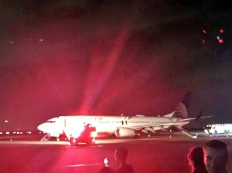 美國聯航波音737客機引擎突然起火並爆炸]網絡圖片^