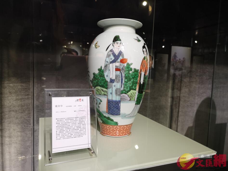 藏樂閣博物館中戴榮華陶瓷作品C實習記者胡永愛 攝
