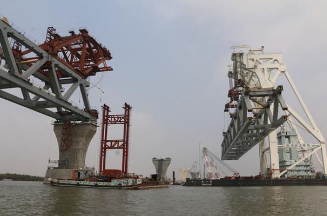 2月20日A在孟加拉國帕德瑪大橋項目工地A中國建造的萬噸級中心架樑起重船u天一號v準備將總重超過3000噸的鋼樑架設到橋墩上C新華社發(段永紅 攝)