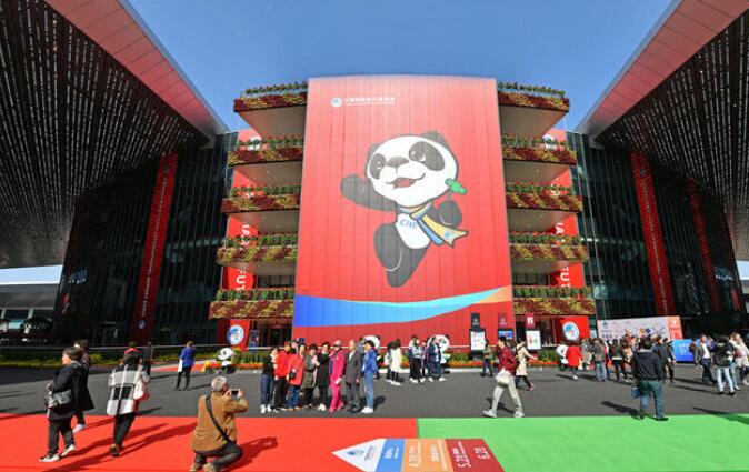 人們在首屆中國國際進口博覽會參觀(2018年11月10日攝)C新華社記者 李鑫 攝