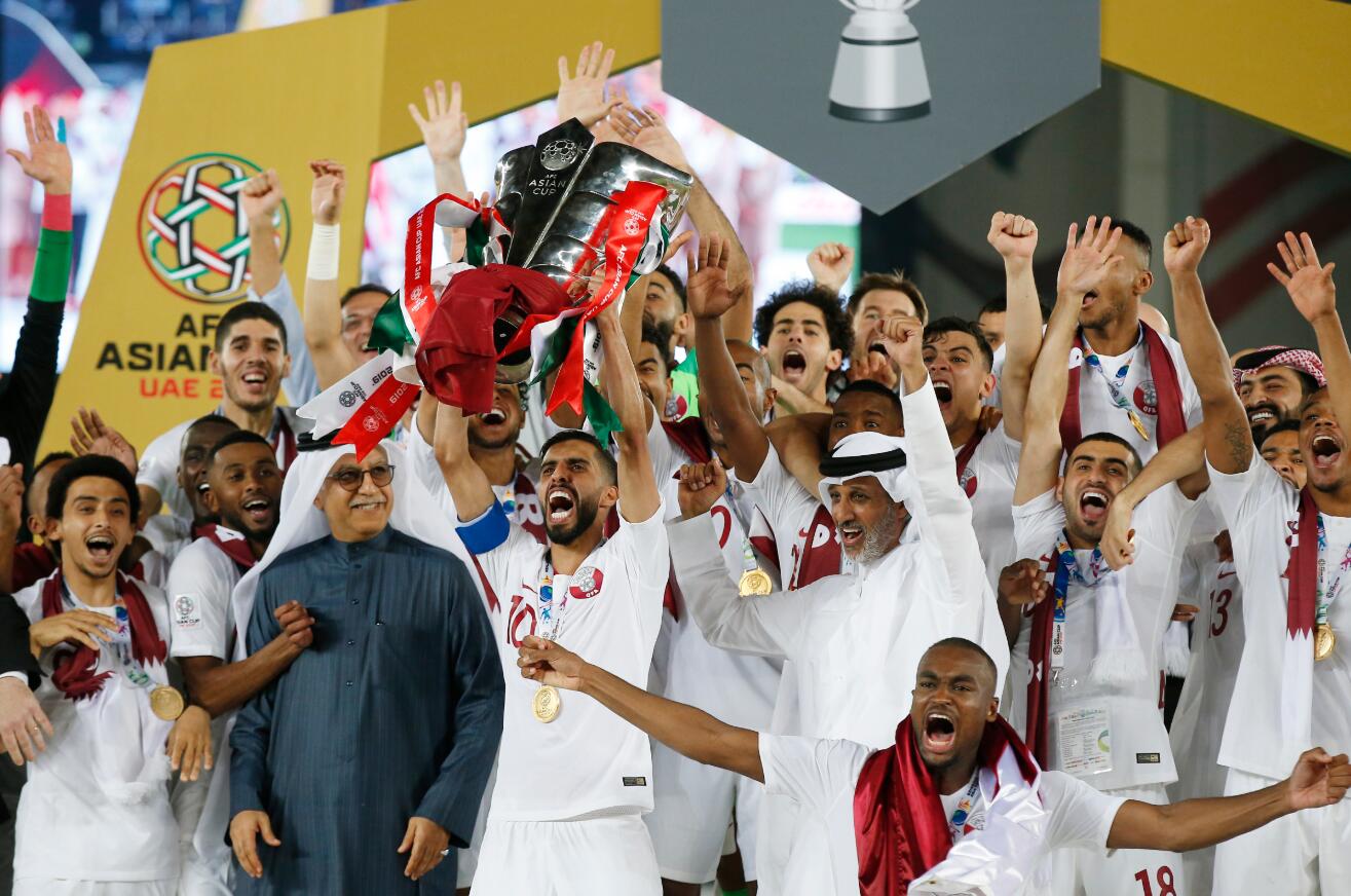 2月1日A卡塔爾隊在頒獎儀式上慶祝奪冠C當日A在阿聯酋的阿布扎比舉行的2019亞洲杯足球賽決賽中A卡塔爾隊以3比1戰勝日本隊A奪得冠軍C資料圖G新華社