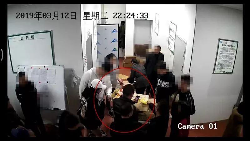 庫房監控視頻顯示A有人將薑黃粉撒在雞腿肉上拍照